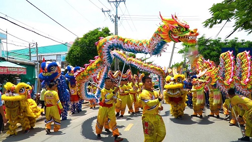Múa rồng trong ngày hội truyền thống của làng