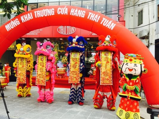 thue-mua-lan-khai-truong