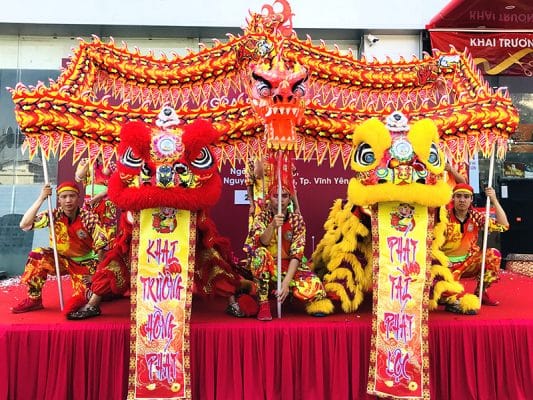 thue-mua-lan-khai-truong