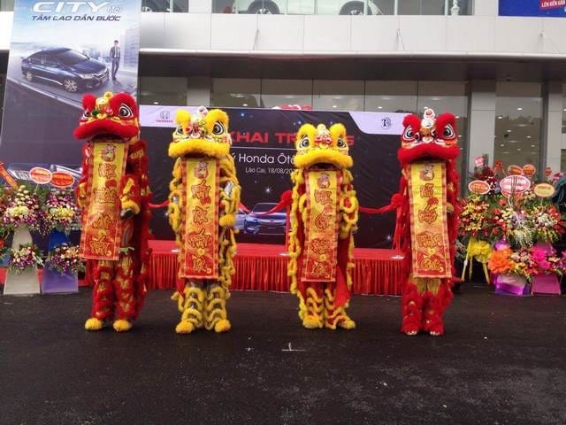 thue-mua-lan-khai-truong