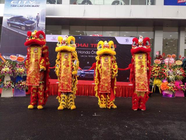 thue-mua-lan-khai-truong