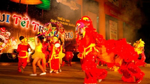 Màn múa lân sư rồng thu hút các em thiếu nhi