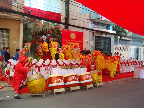 múa lân khai trương