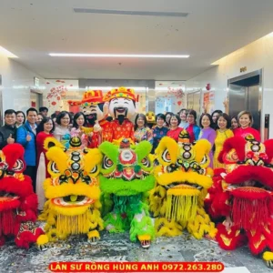 image thuemualanhanoi 130 vuAY múa lân khai xuân,dịch vụ múa lân khai xuân,dịch vụ múa lân Tết Nguyên Đán,dịch vụ múa lân đầu năm,thuê múa lân khai xuân,thuê múa lân ngày Tết,thuê múa lân khai trương đầu năm,thuê đoàn múa lân Hà Nội